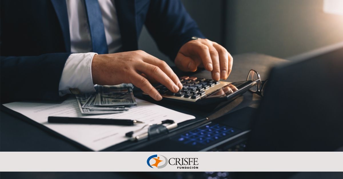 Hombre realizando declaración de impuestos