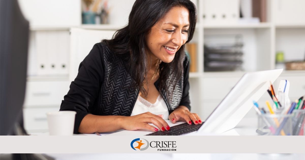 Mujer preparándose en educación financiera para su negocio