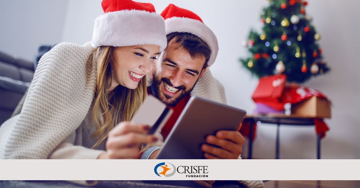 Pareja pagando sus compras navideñas en su canal de pago preferido