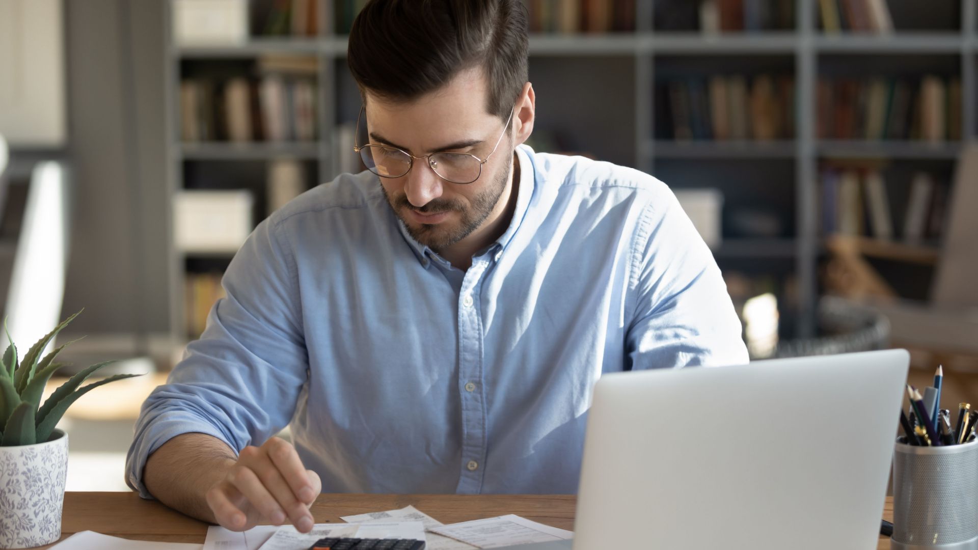 Hombre organizando finanzas de forma óptima