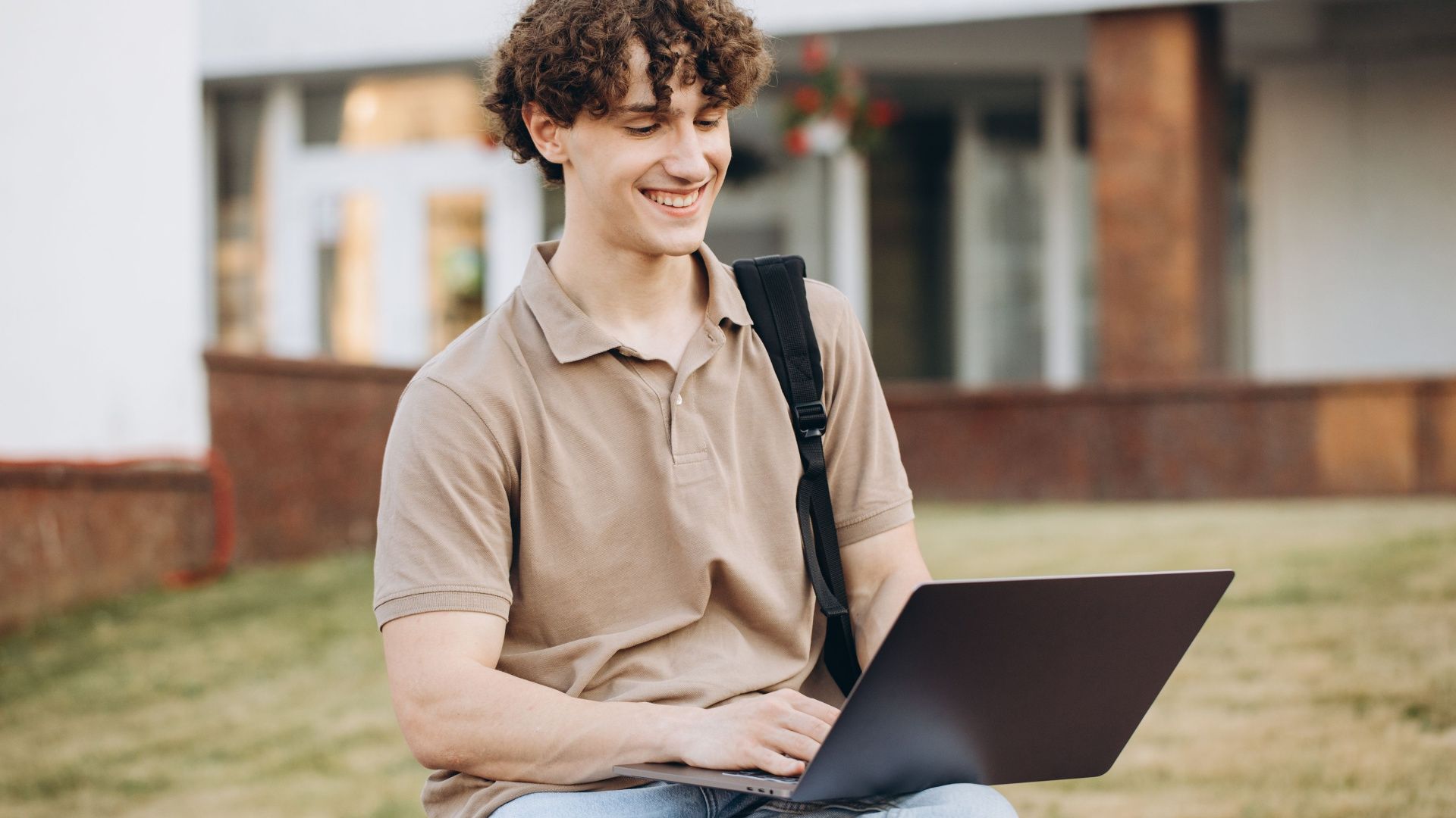 Jóven educándose en eduación financiera