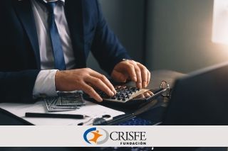 Hombre realizando declaración de impuestos