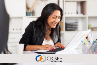 Mujer preparándose en educación financiera para su negocio