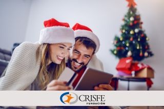 Pareja pagando sus compras navideñas en su canal de pago preferido